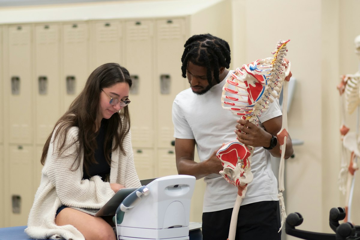 Students learning with an anatomical model